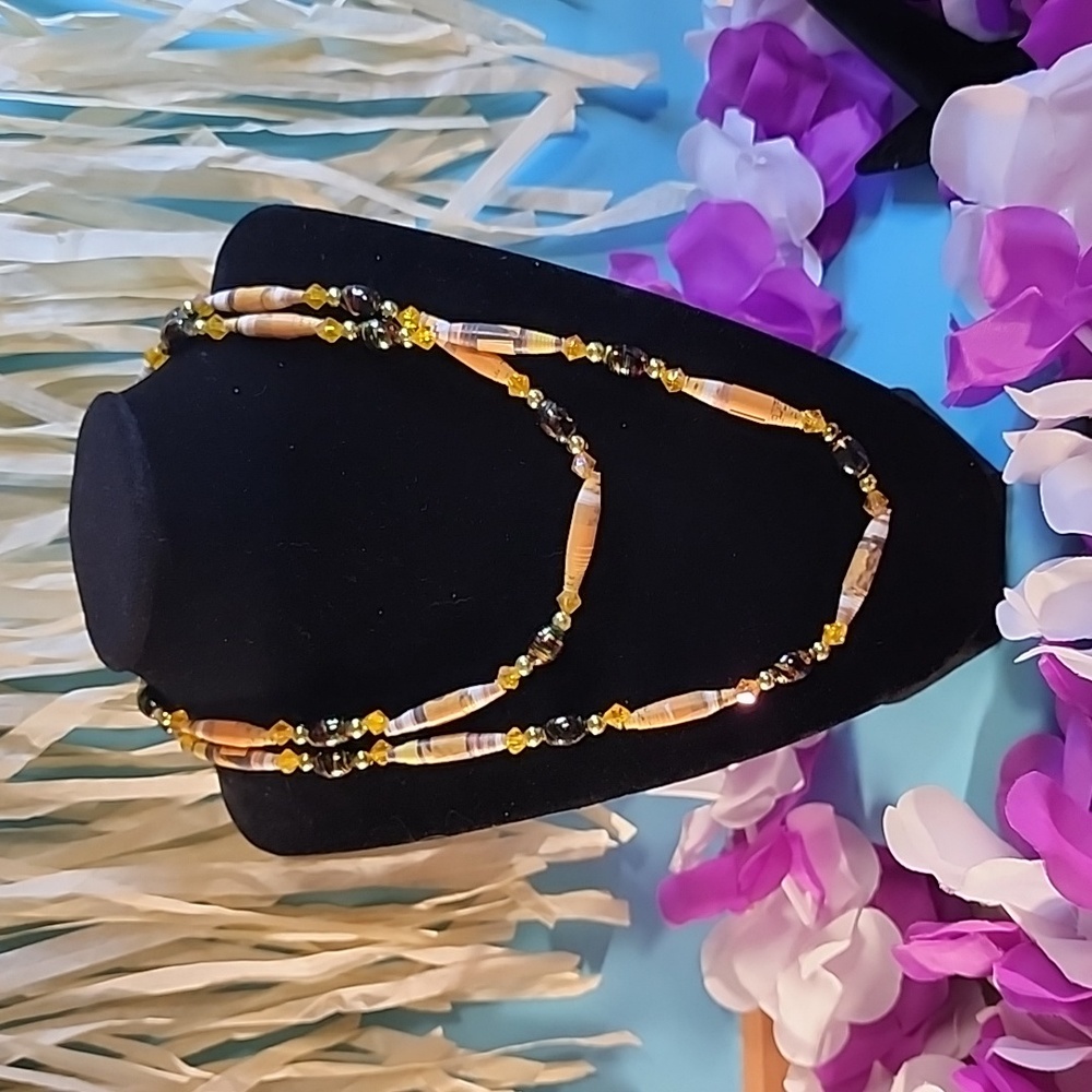 3 necklaces and 1 bracelet Vintage Costume Jewelry. - Picture 3 of 5